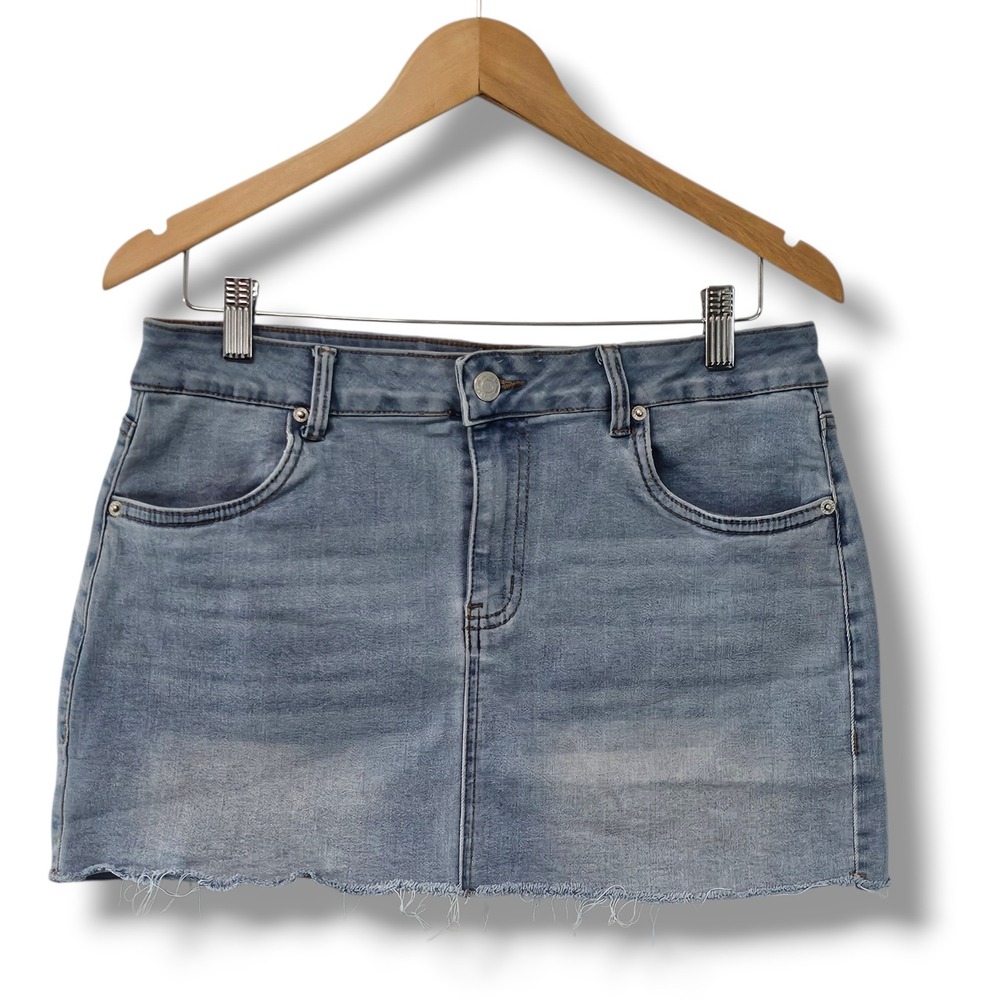Refuge Denim Mini Skirt L Light Wash Raw Hem Stretch Preppy Indie Y2K Festival